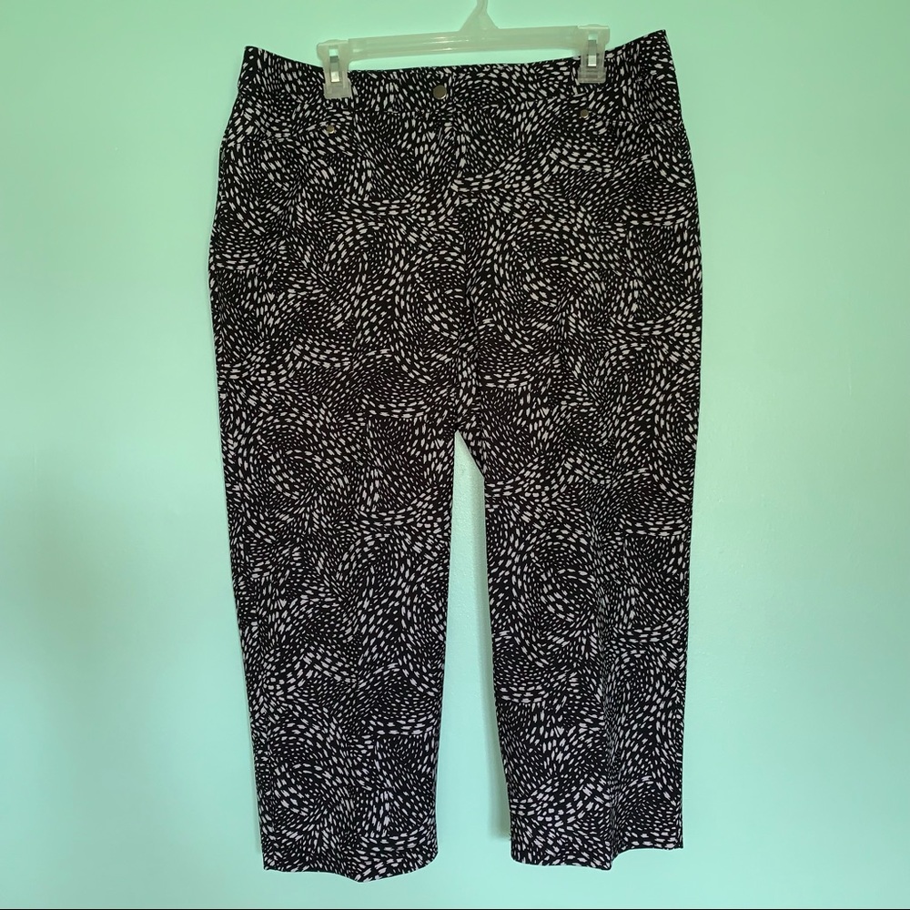 🌺 Chico's Black and White Patterned Capris size L